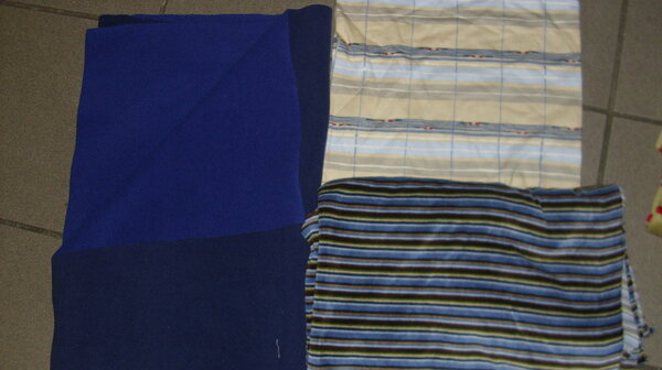 1 Blauer doubleface´Fleece 0,50 x 1,40 
2 Jersey beige blau Streifen0,55 x 1,30
3 Nicky Blau Braun gestreift 1,00 x 1,60